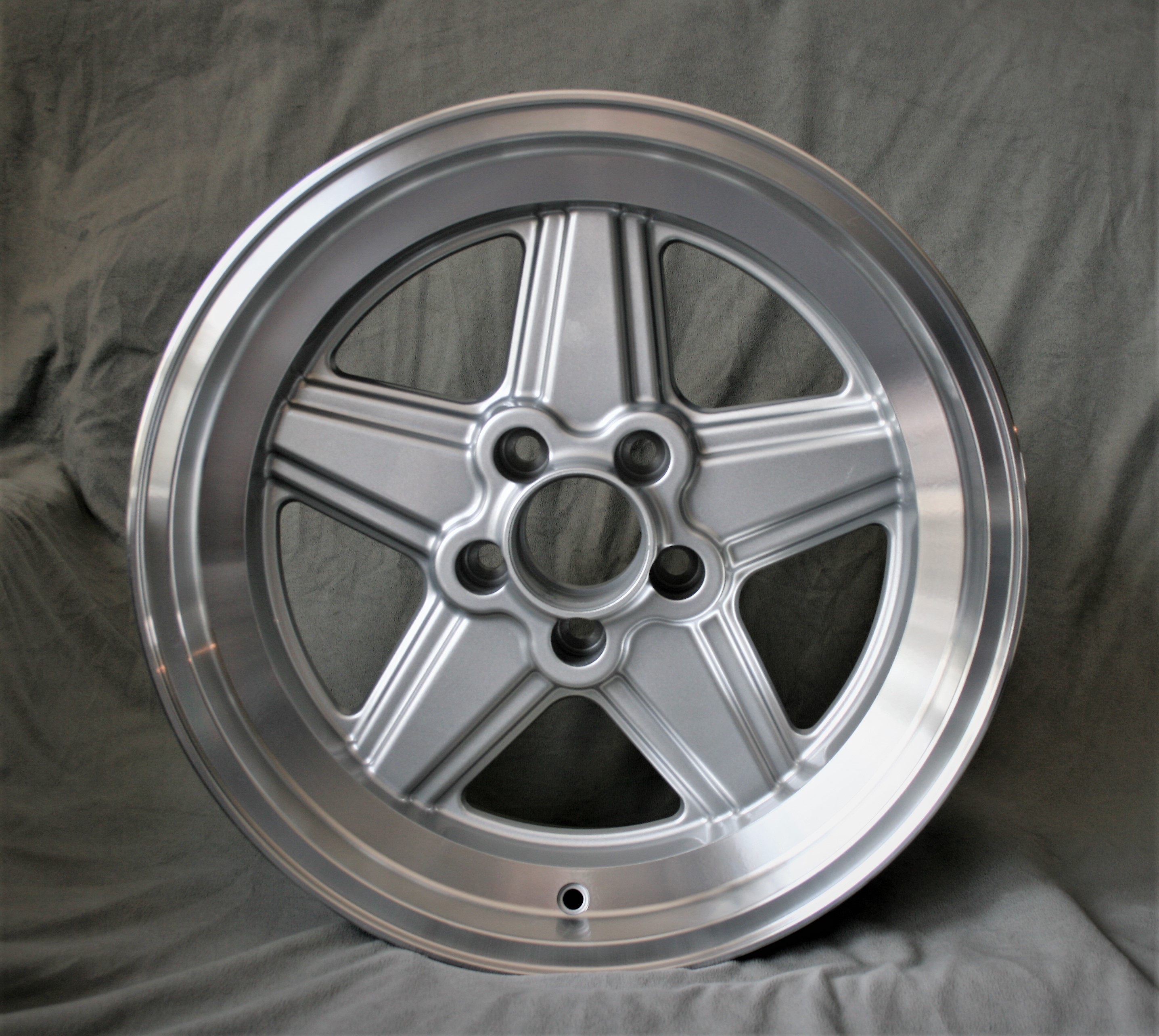 4x Penta Style, 8x17 silber/glanzgedreht + KB11 Radschrauben