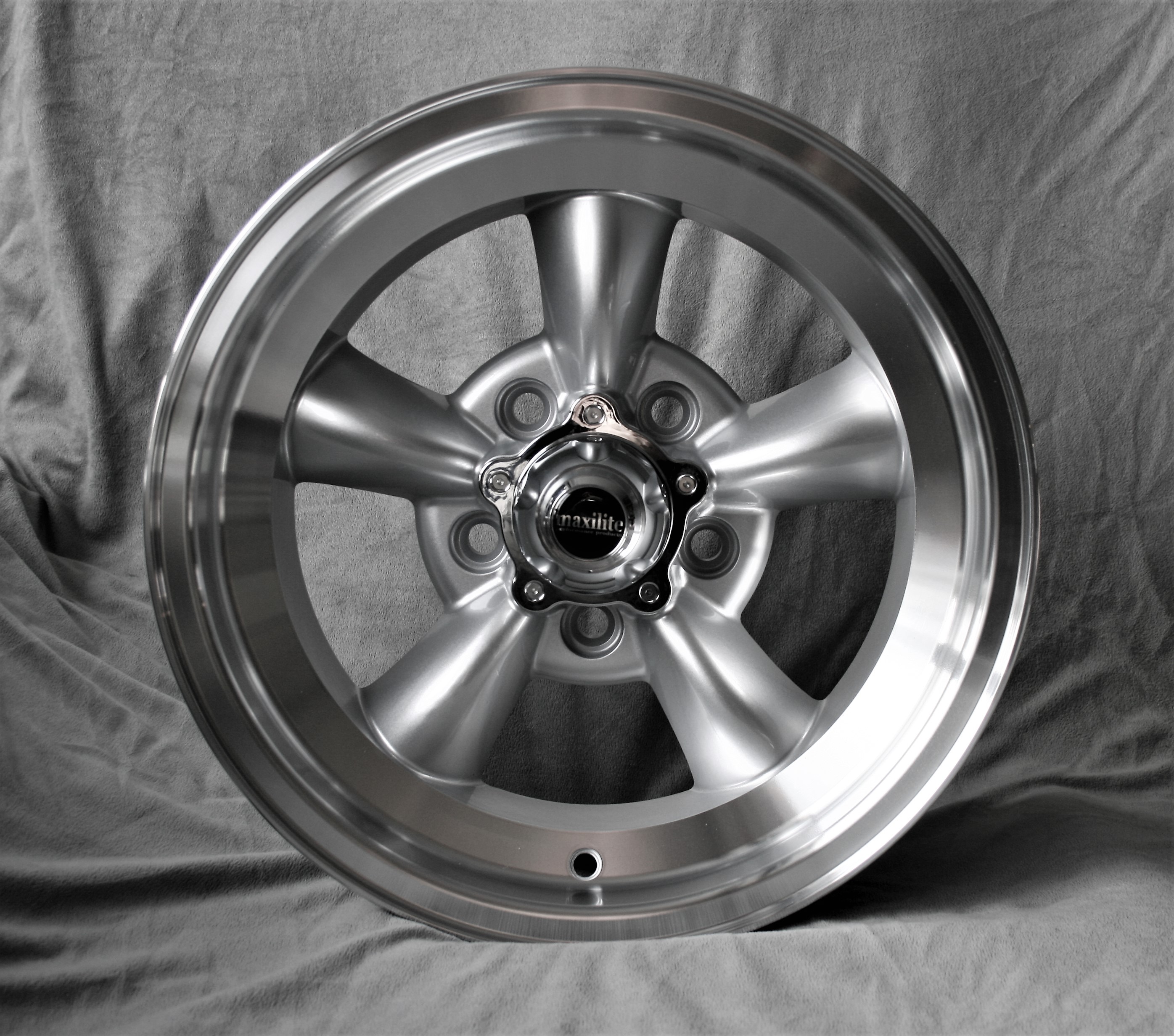 4x Torque Thrust style, 7x15 silber/glanzgedreht + KM19 Radmuttern